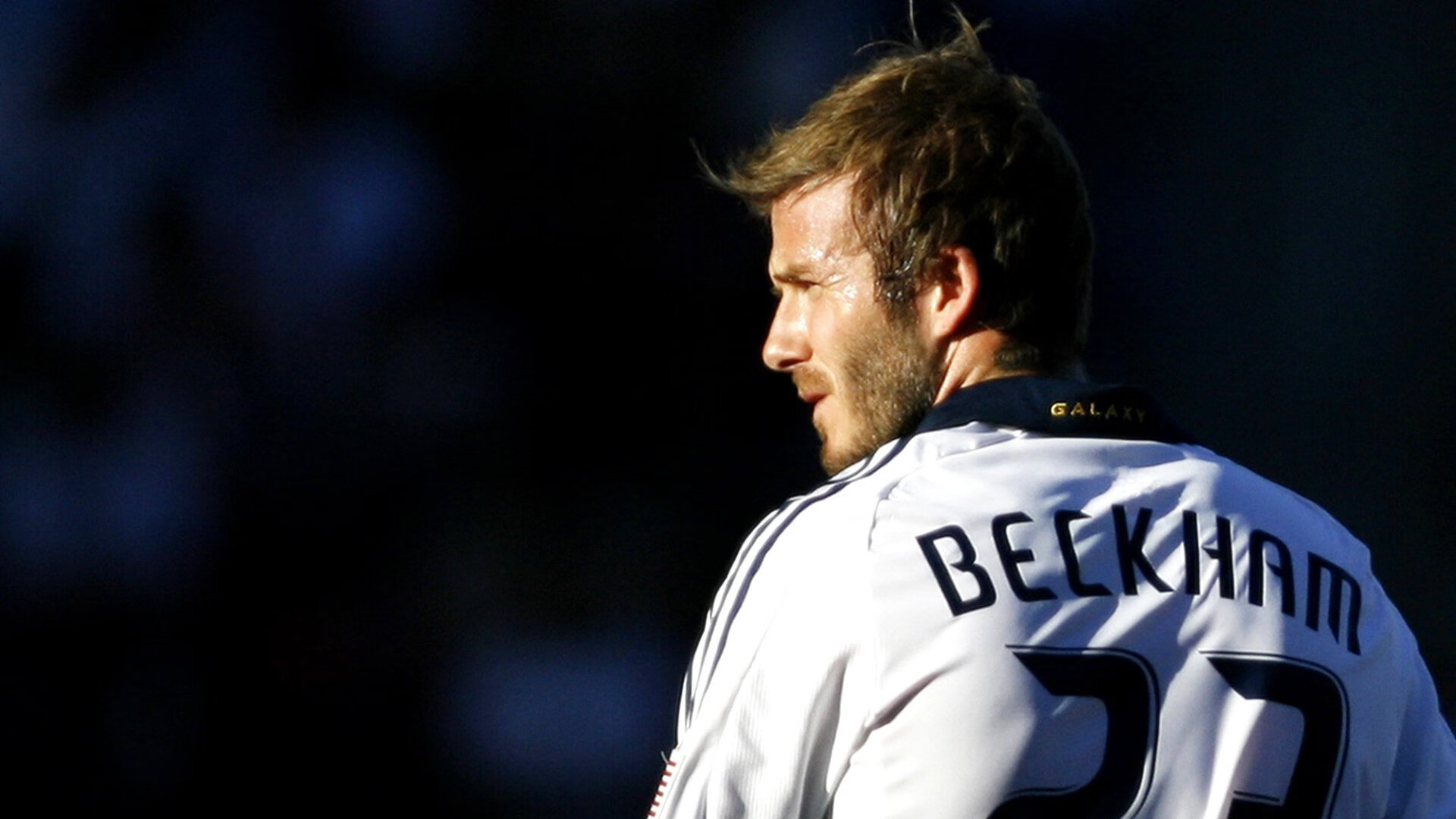 萨拉赫连续二十场比赛得分超过比赛局势复杂,湖人不断突破!赛场气氛高涨